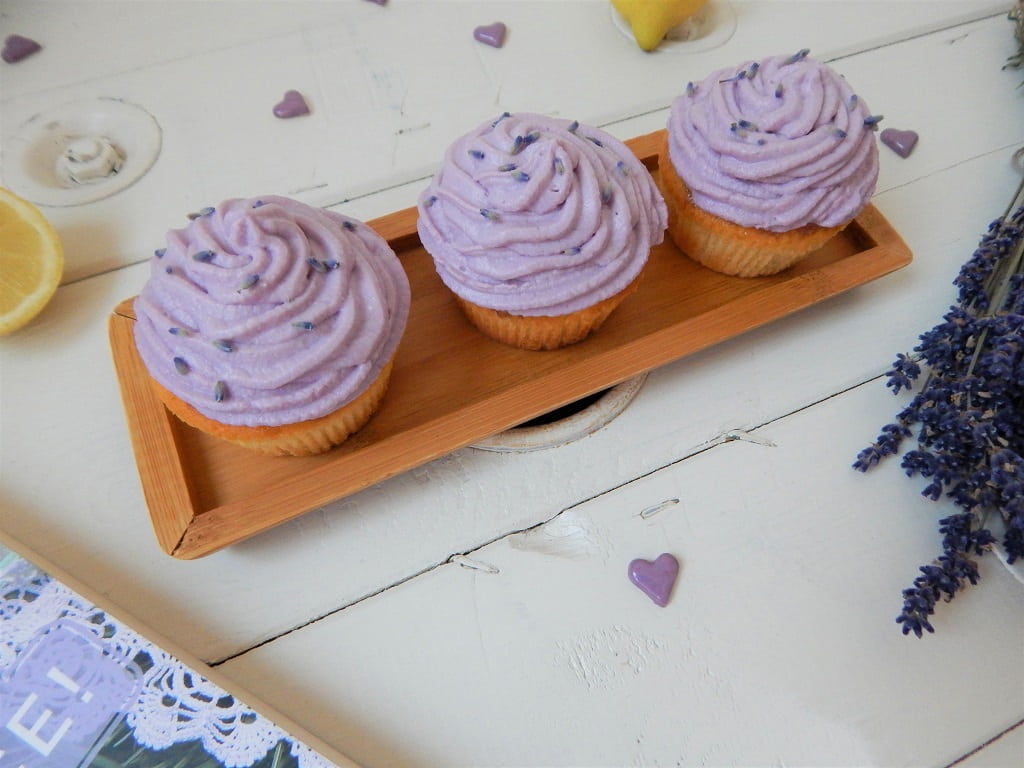 levandulové cupcakes a fialové srdíčka