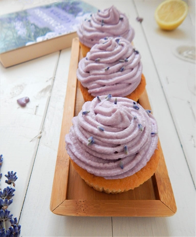 levandulové cupcakes na dřevěném tácku