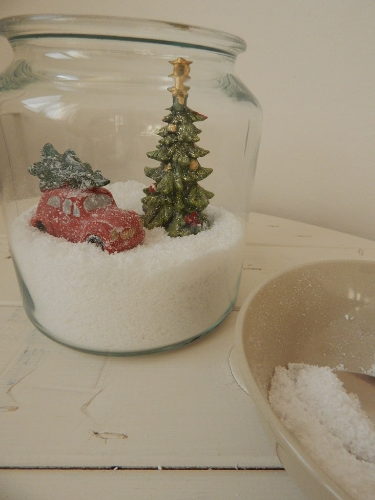zasněžené vánoční auto a strom