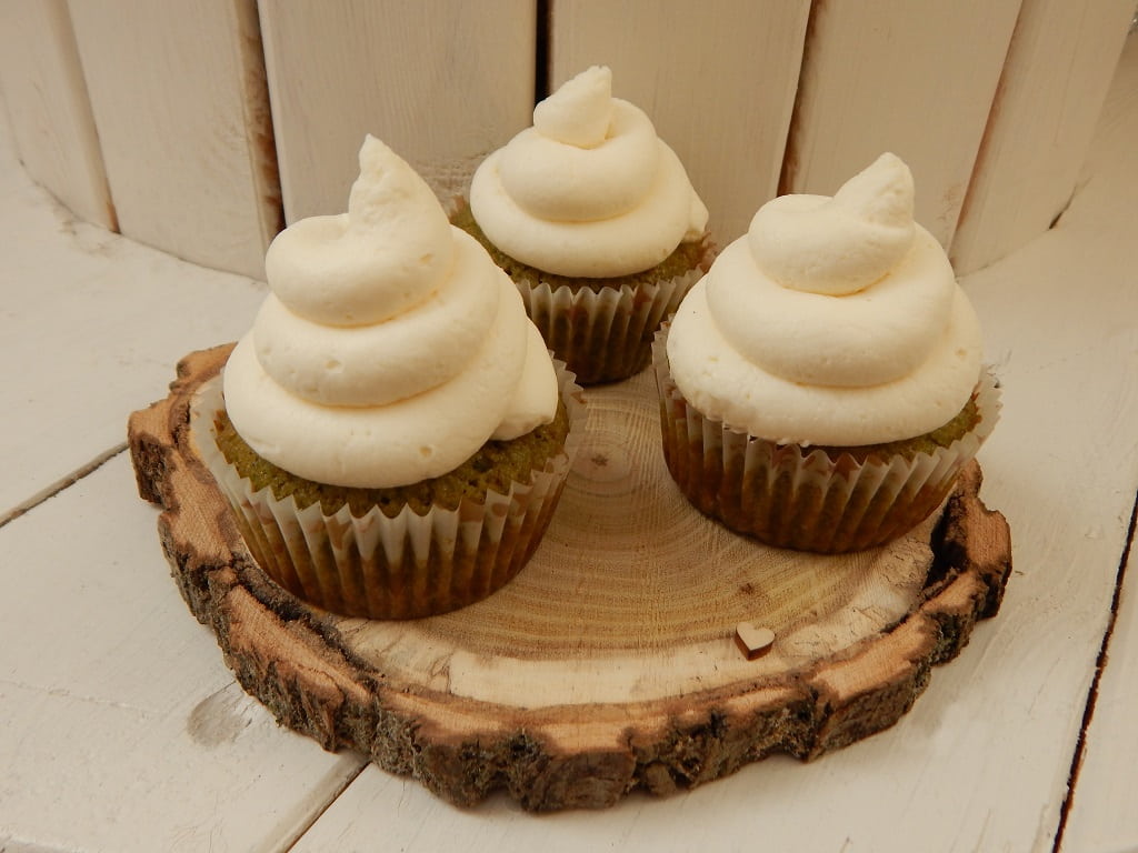 matcha cupcakes na dřevěné kulatin