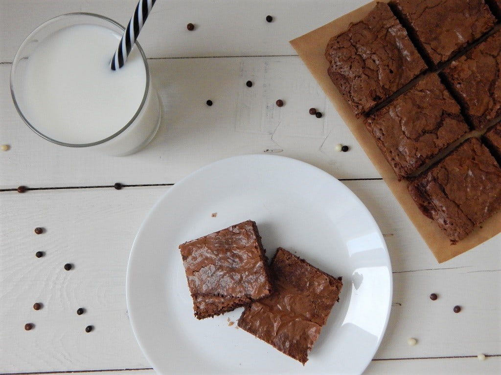 čokoládové brownies se sklenicí mléka na bílém dřevěném podkladu