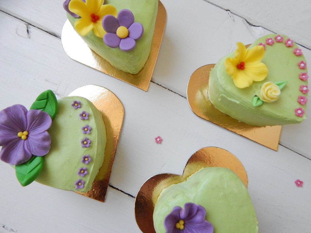 pistáciové mini dortíky na bílém dřevěném podkladu