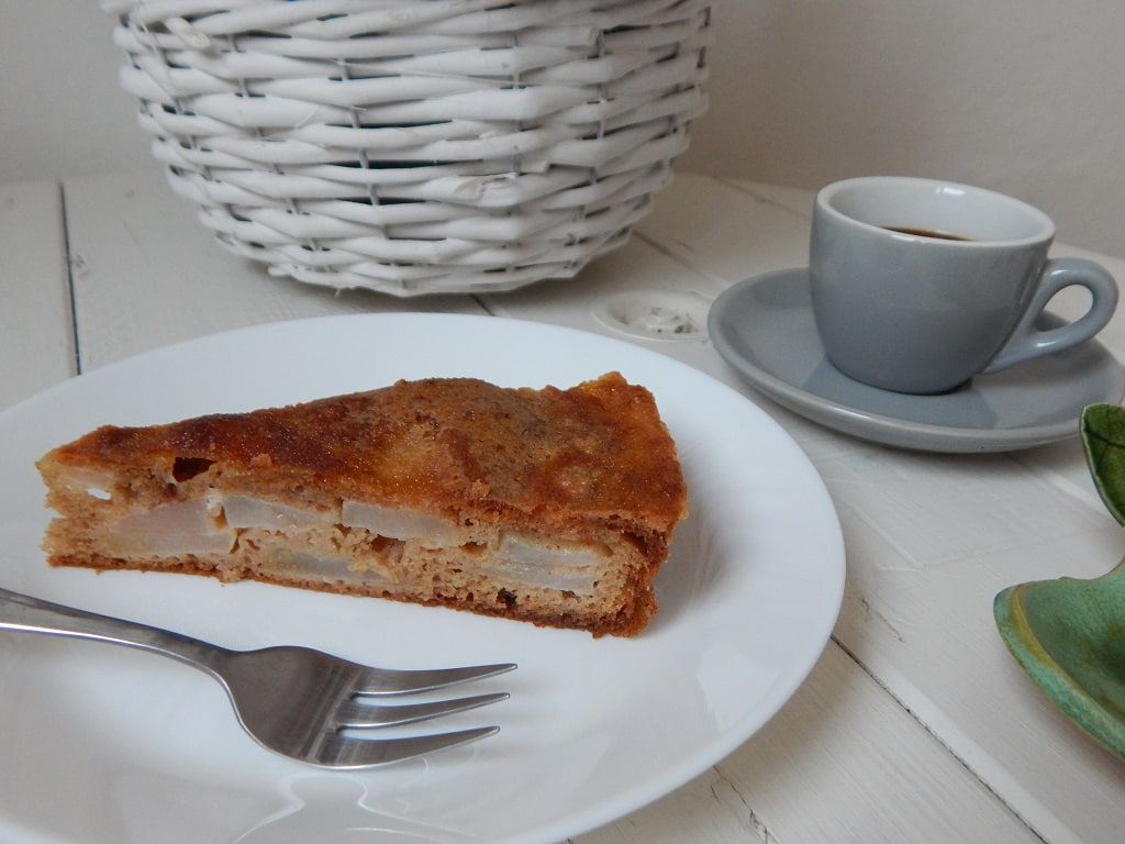 hruškový koláč na bílém keramickém talíři